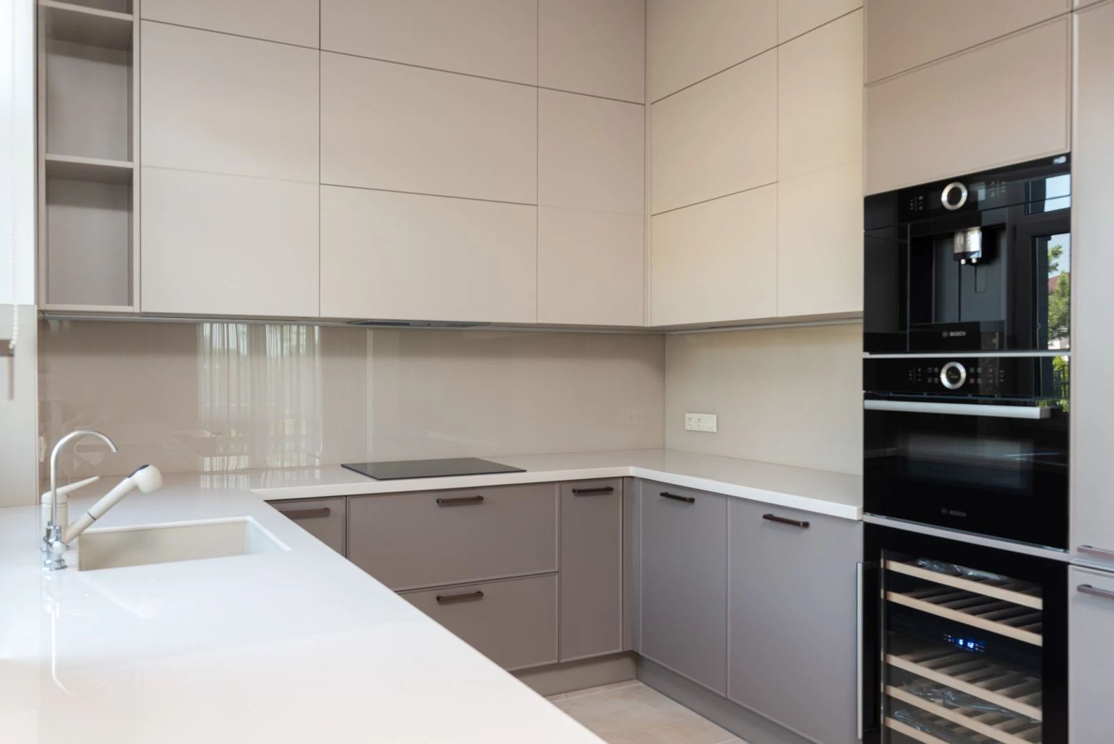 Cocina real con muebles blancos y horno empotrado